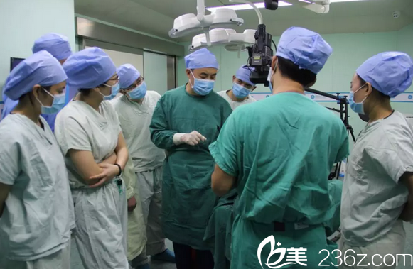 魯樹榮院長手術(shù)室現(xiàn)場指導(dǎo)
