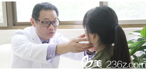 面診中的章宏偉院長