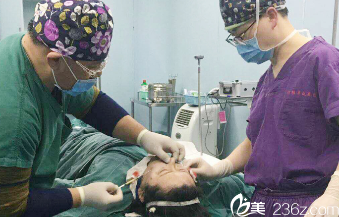 手術(shù)中的周小偉醫(yī)生