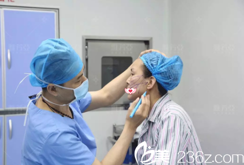 馮艷中醫(yī)生為我術(shù)前設(shè)計畫線 馮艷中醫(yī)生為我術(shù)前設(shè)計畫線