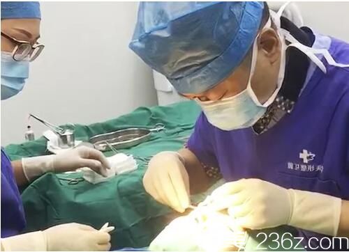 李傳榮院長親自手術(shù) 李傳榮院長親自手術(shù)