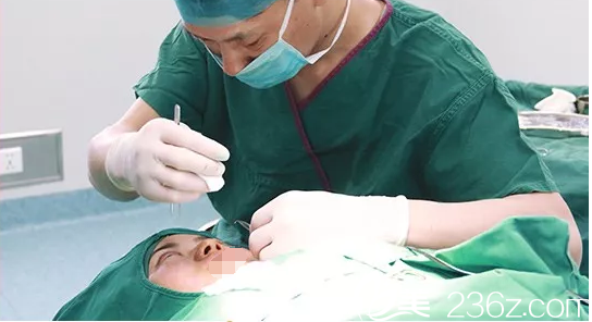 找張讓虎做眼鼻整形手術(shù)中 找張讓虎做眼鼻整形手術(shù)中