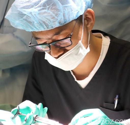 手術(shù)中的小野院長