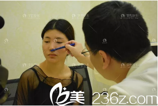 的達(dá)拉斯鼻整形醫(yī)生面診中 的達(dá)拉斯鼻整形醫(yī)生面診中