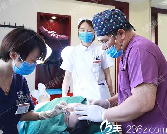 藍(lán)紹梓在專心給顧客做線雕