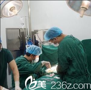威寧之星隆胸手術(shù)中