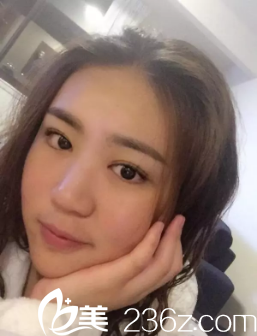 可能是醫(yī)生的技術(shù)好吧，我恢復(fù)了一個(gè)月就不腫脹了