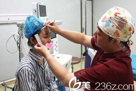 自體脂肪填充全臉+假體墊下巴術(shù)前醫(yī)生劃線設(shè)計(jì)