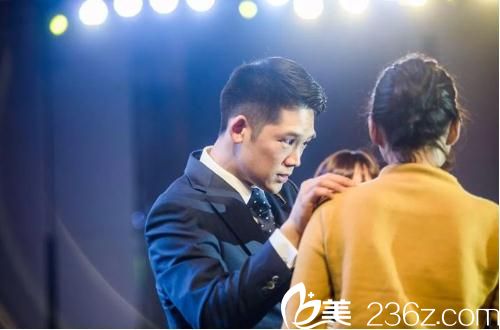 堀江義明現(xiàn)場對其做了一個整體的面部設計 堀江義明現(xiàn)場對其做了一個整體的面部設計