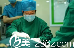 醫(yī)生操作手術圖片