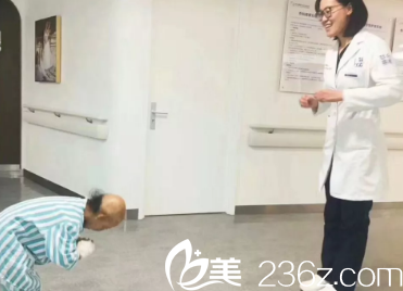 給燒傷科醫(yī)生鞠躬的小朋友 給燒傷科醫(yī)生鞠躬的小朋友