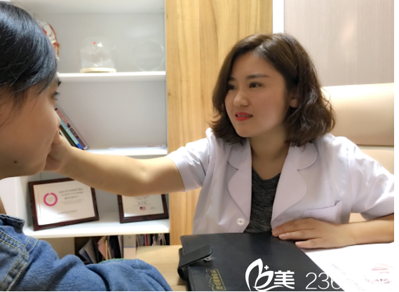 面診中的呂院長(zhǎng)