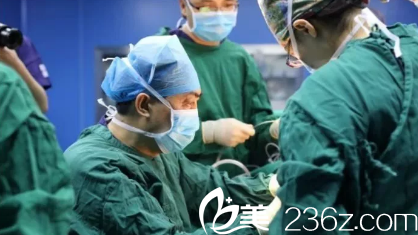 醫(yī)生手術(shù)的樣子 醫(yī)生手術(shù)的樣子