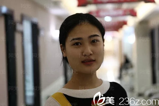 隆鼻術(shù)前照片 隆鼻術(shù)前照片