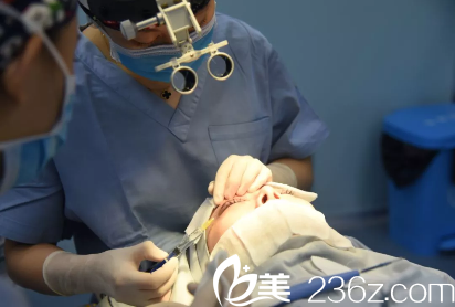 為眼部進(jìn)行局部麻木，準(zhǔn)備雙眼皮手術(shù)