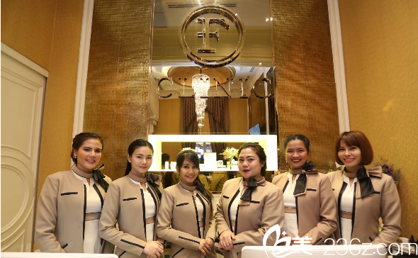 泰國(guó)曼谷F CLINIC醫(yī)美診所前臺(tái)工作人員