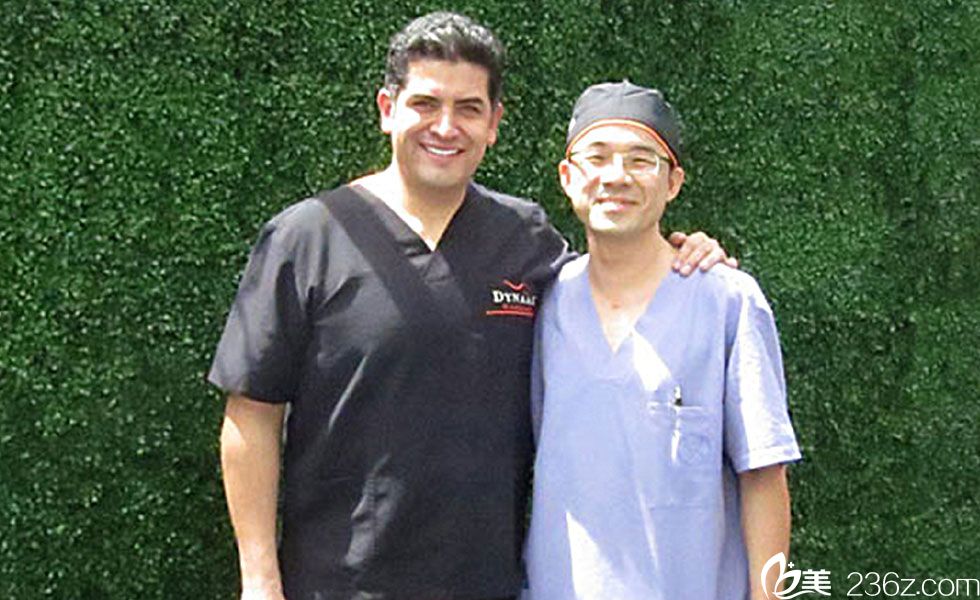 胡岱霖醫(yī)師與 4D 脂肪精雕大師 Dr. Alfredo Hoyos 合影