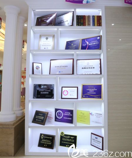 常州博仕的一整面榮譽(yù)資質(zhì)櫥柜