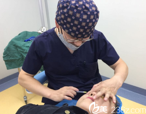 為求美者祛眼袋的付騰鵬醫(yī)生 為求美者祛眼袋的付騰鵬醫(yī)生