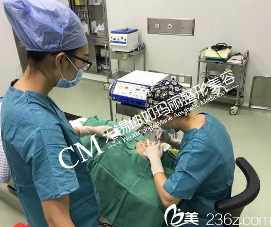 無錫坤如瑪麗的醫(yī)生去眼袋手術(shù)中