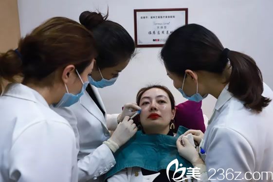 孫佩妤現(xiàn)場進行真人案例治療