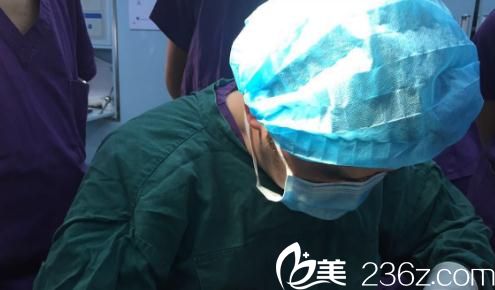 華美醫(yī)療美容醫(yī)院王旭明在工作 華美醫(yī)療美容醫(yī)院王旭明在工作