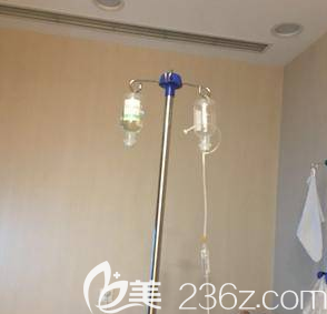 在北京亞韓做完手術后當天輸液照 在北京亞韓做完手術后當天輸液照