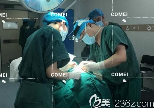 在南通康美做膨體隆鼻手術中