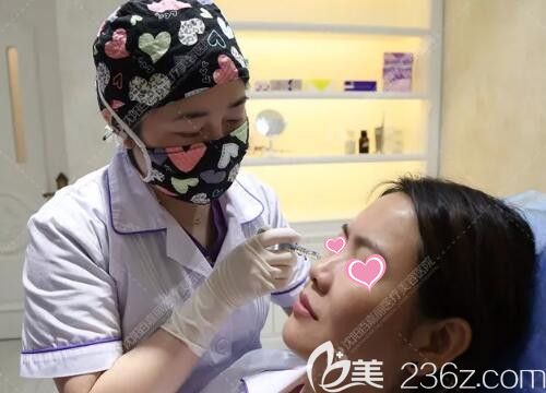 做面部玻尿酸填充塑形術(shù)中