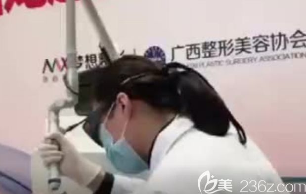 我在南寧夢想整形做皮秒激光祛斑手術(shù)中 我在南寧夢想整形做皮秒激光祛斑手術(shù)中