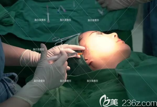 李彤彤院長做面部線雕手術(shù)中 李彤彤院長做面部線雕手術(shù)中