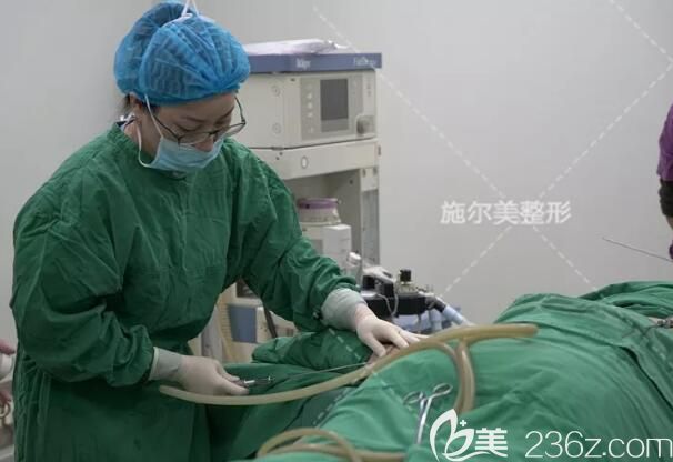 南京施爾美孫欣醫(yī)生做腰腹部吸脂手術(shù)中