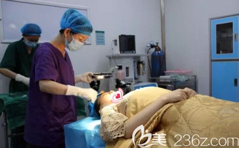 邯鄲京美荊萬里醫(yī)生為我做鼻綜合手術(shù)中