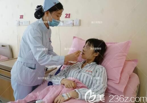 剛做完耳軟骨綜合隆鼻掛消炎水 剛做完耳軟骨綜合隆鼻掛消炎水