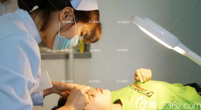 南京施爾美護士做耳軟骨隆鼻拆線中 南京施爾美護士做耳軟骨隆鼻拆線中