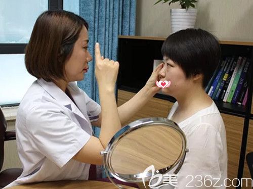 在石家莊藍(lán)山做雙眼皮手術(shù)面診 在石家莊藍(lán)山做雙眼皮手術(shù)面診