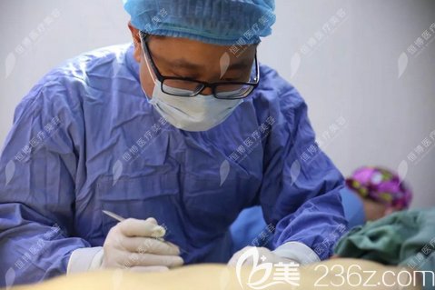 <!--<i data=20240703-sp></i>-->美容醫(yī)院李烈手術(shù)中