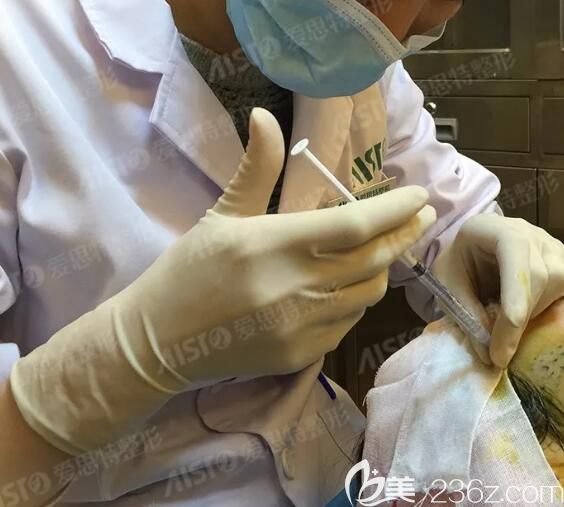 局部消毒后保證線雕的效果