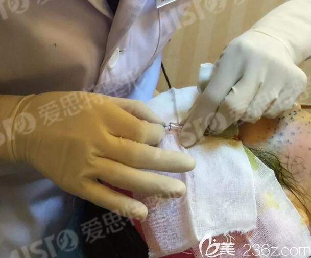 高飛做線雕操作中