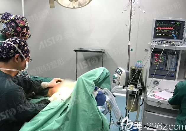 無錫愛思特春天醫(yī)生做假體隆胸手術(shù)中