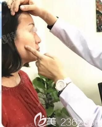 祛斑術(shù)前范紅梅醫(yī)生做面診 祛斑術(shù)前范紅梅醫(yī)生做面診