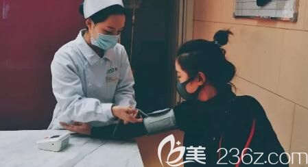 隆鼻術前量血壓 隆鼻術前量血壓