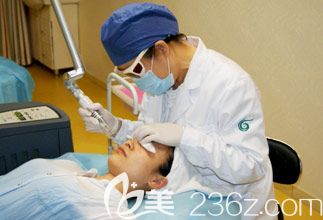 面診治療中的陳潔醫(yī)生 面診治療中的陳潔醫(yī)生