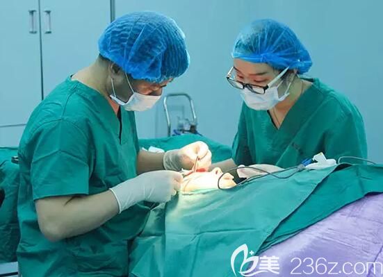 手術(shù)中的張成春院長(zhǎng) 手術(shù)中的張成春院長(zhǎng)