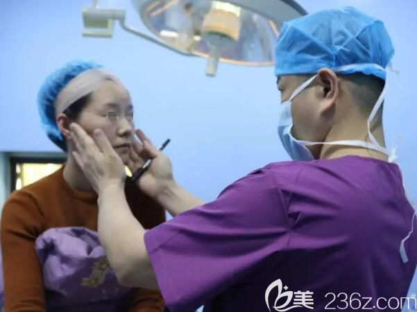 陳錦添為33歲女士做術(shù)前面診