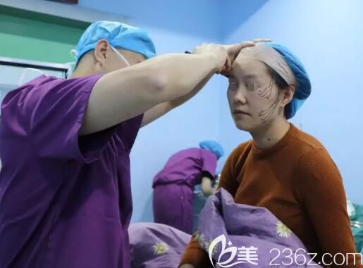 陳錦添面診之后為其劃線設(shè)計美國薇樂線雕改善方案。