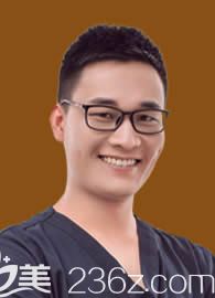 泉州維樂口腔口內(nèi)綜合科董龍福