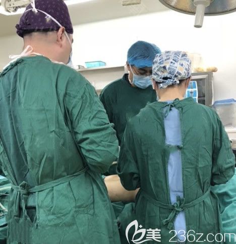 王志軍正在進行腿部吸脂手術(shù)