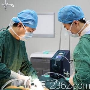 雅芳亞整形醫(yī)生馮艷中為我做面部填充手術(shù)中 雅芳亞整形醫(yī)生馮艷中為我做面部填充手術(shù)中