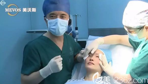 崔海燕在美沃斯大會(huì)做手術(shù)演示